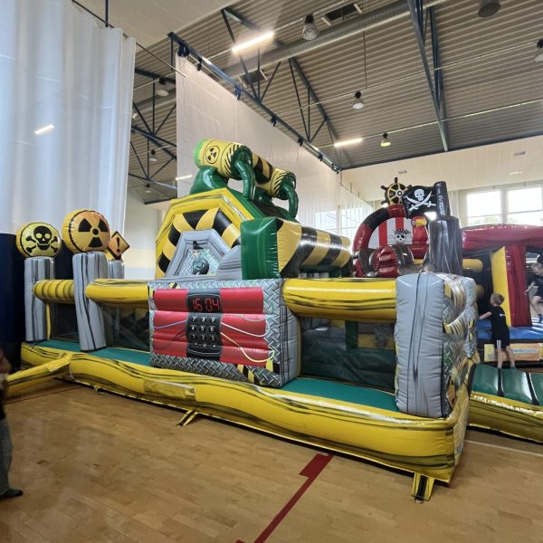 Lapsed Ohuala takistusbatuudil mängimas